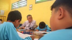 Guru memanfaatkan pendidik sebaya di SD Negeri 3 Astanalanggar untuk membantu meningkatkan kemampuan membaca siswa. Lewat dukungan program INOVASI bersama ekosistem pendidikan, SD Negeri 3 Astanalanggar mendapatkan pelatihan dan pendampingan untuk meningkatkan mutu pembelajaran. Dokumentasi: Diskominfo Kabupaten Cirebon.